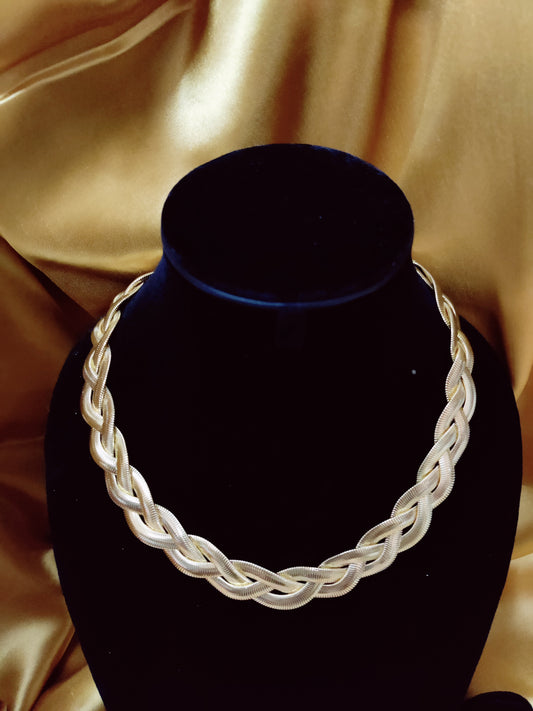 sleek twisted neckpiece