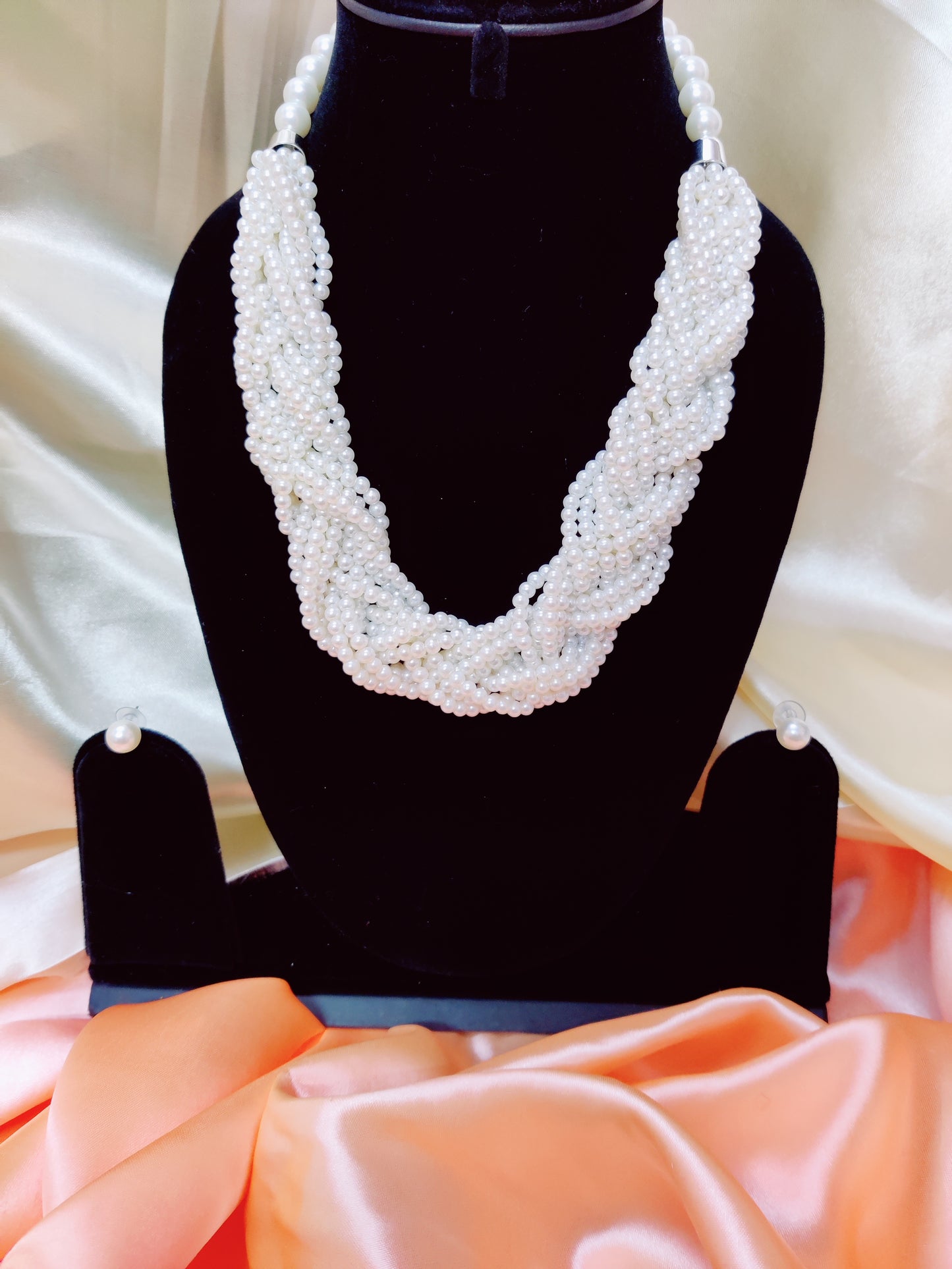 lustrous  necklace with pearls