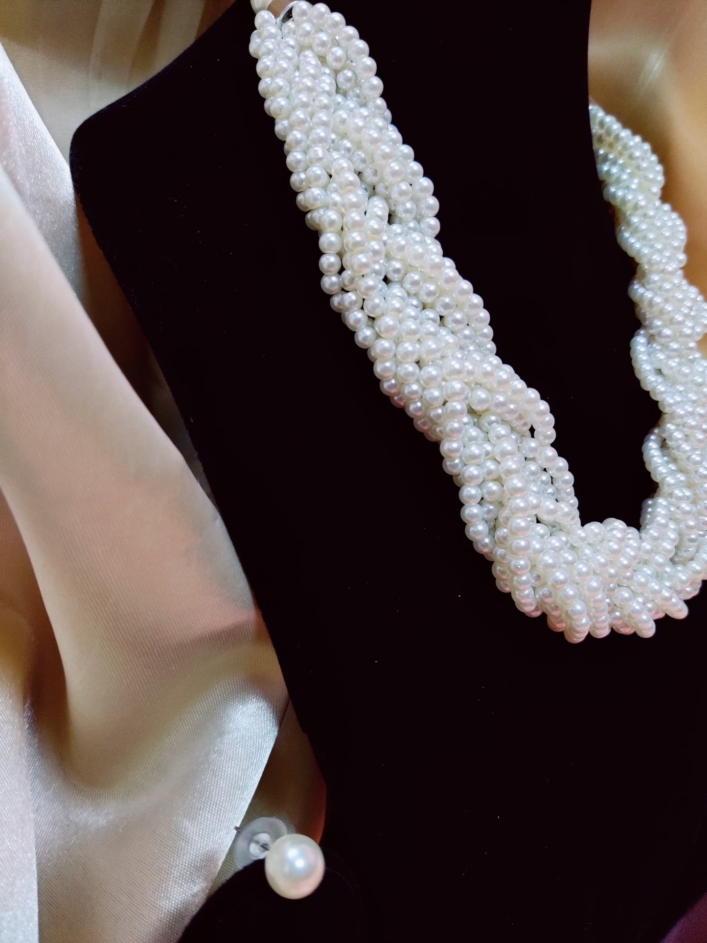 lustrous  necklace with pearls