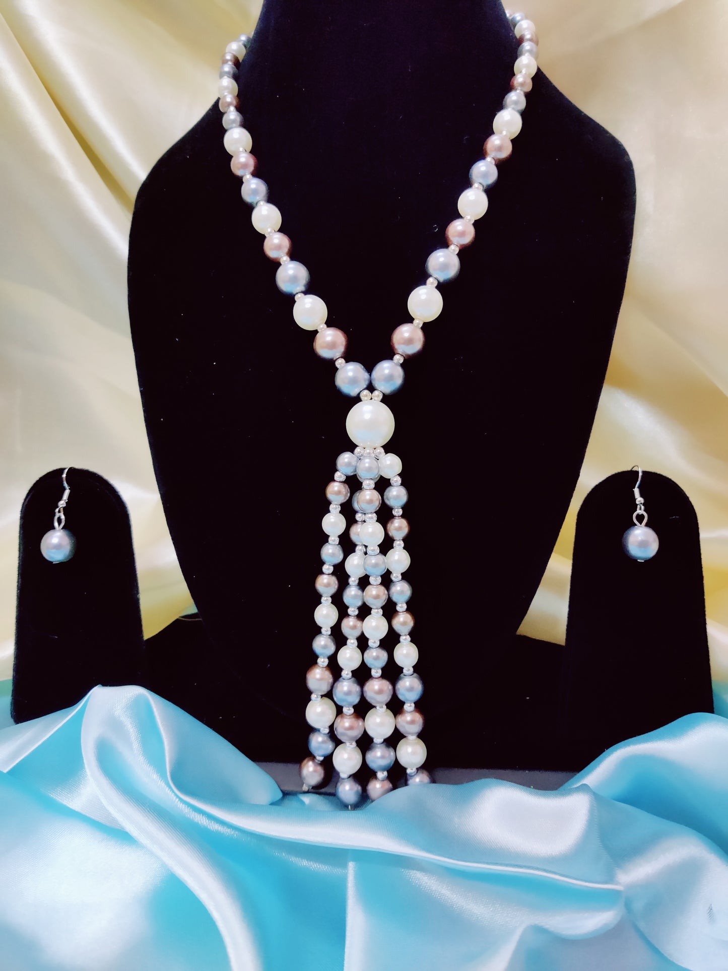 long pearl neck pendant in blue and white