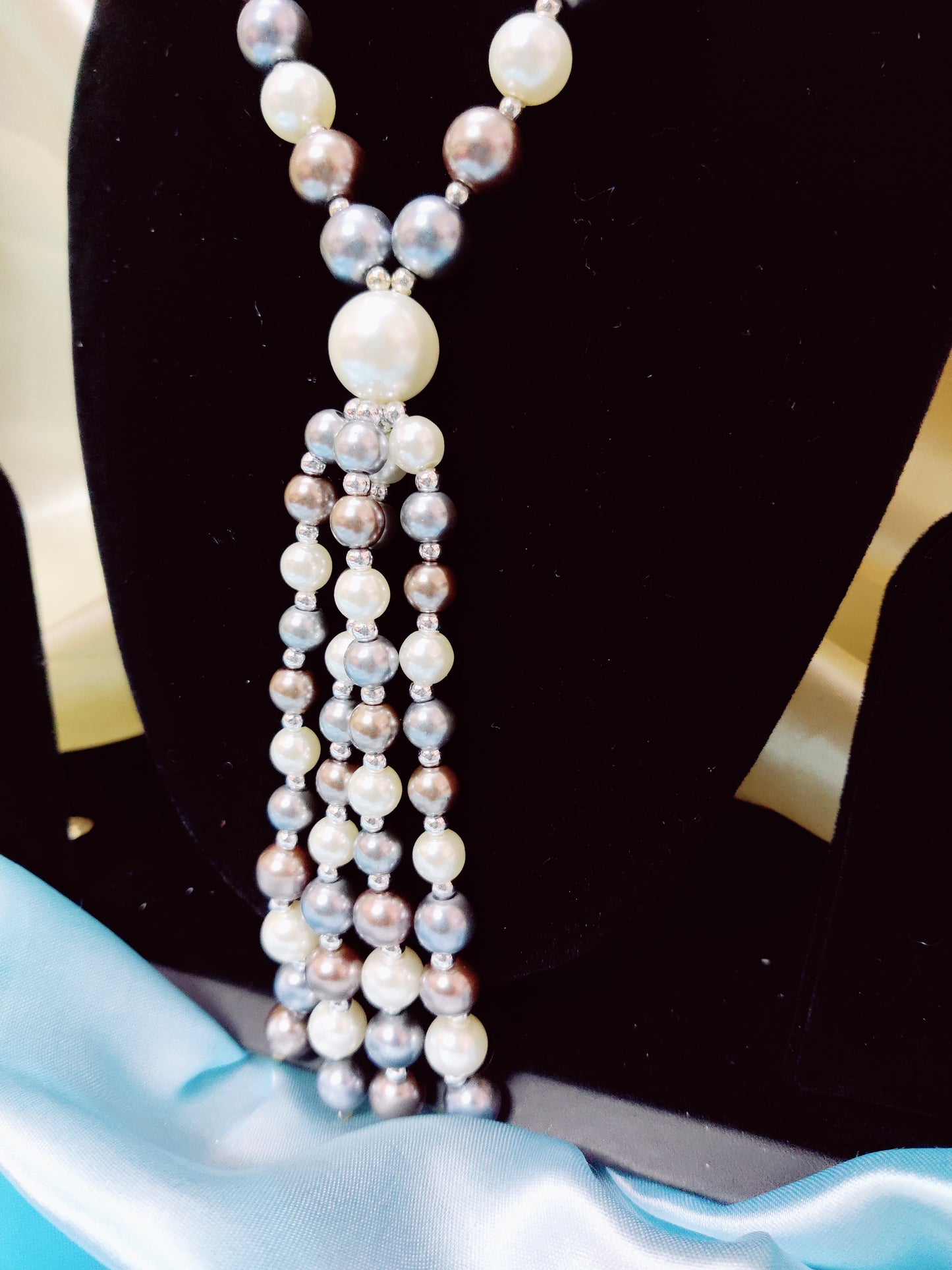 long pearl neck pendant in blue and white