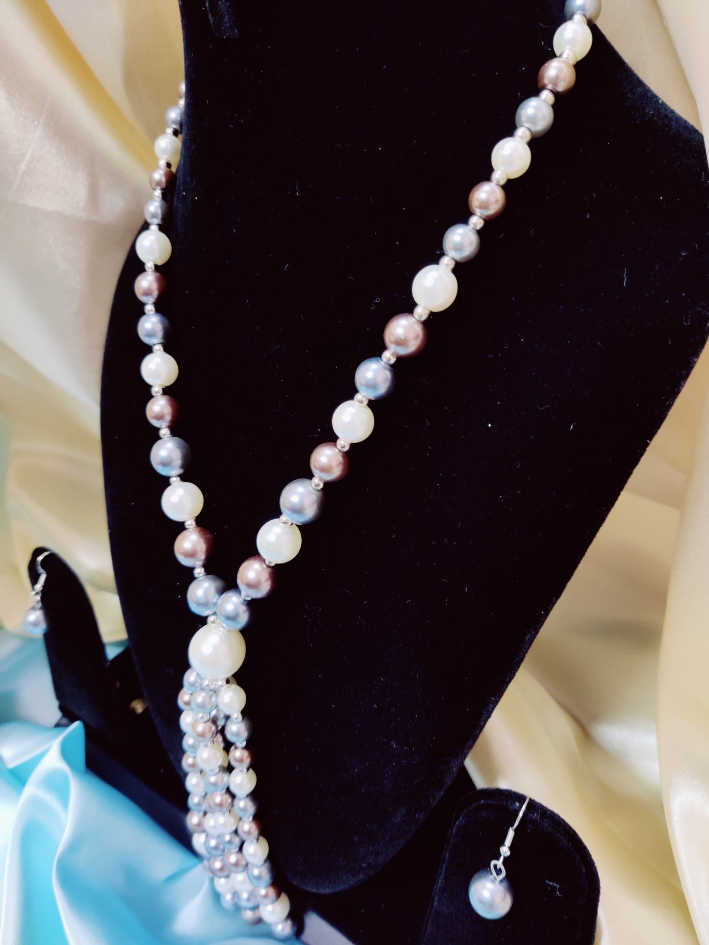 long pearl neck pendant in blue and white