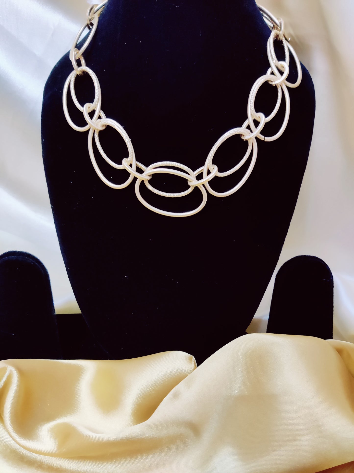 Intertwined double rounded neckpiece