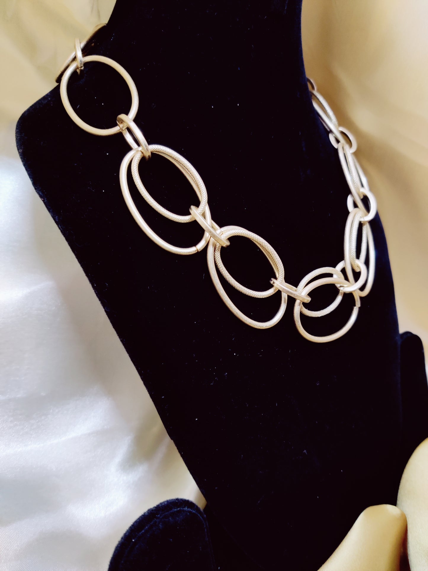 Intertwined double rounded neckpiece