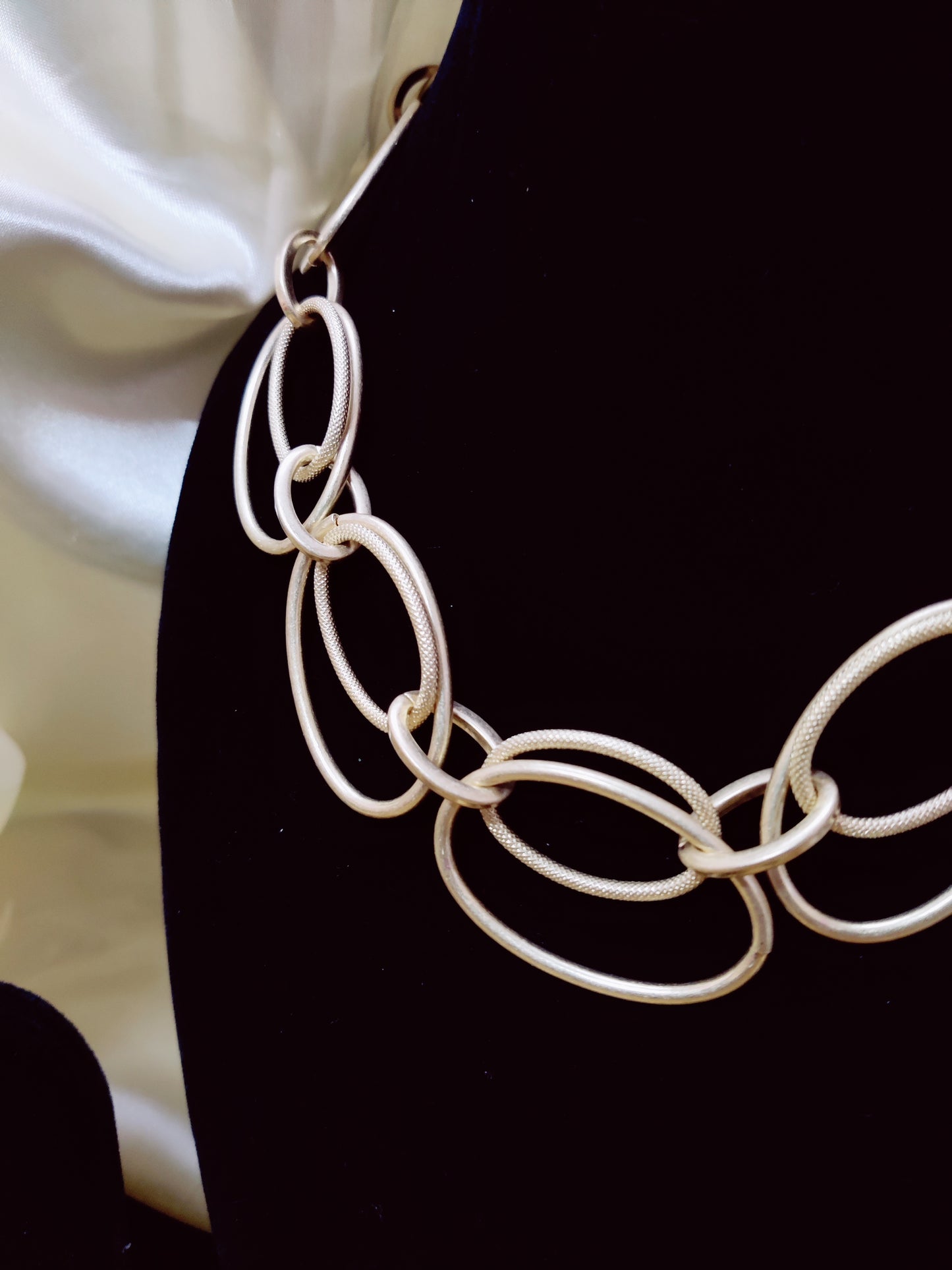 Intertwined double rounded neckpiece