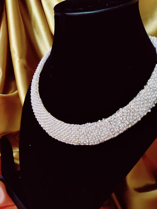 round neckpiece with rhinestone and pearl