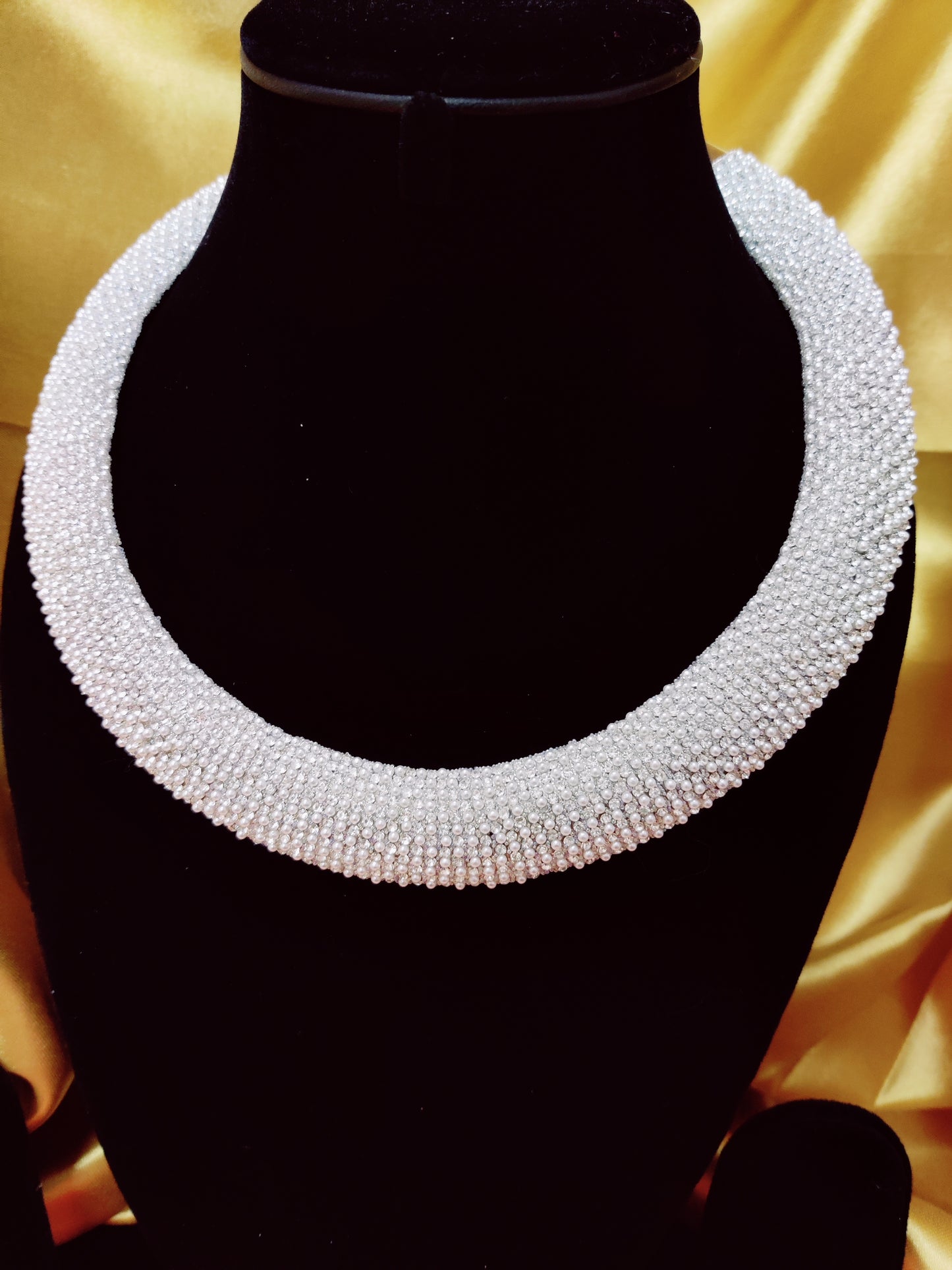 round neckpiece with rhinestone and pearl in silver