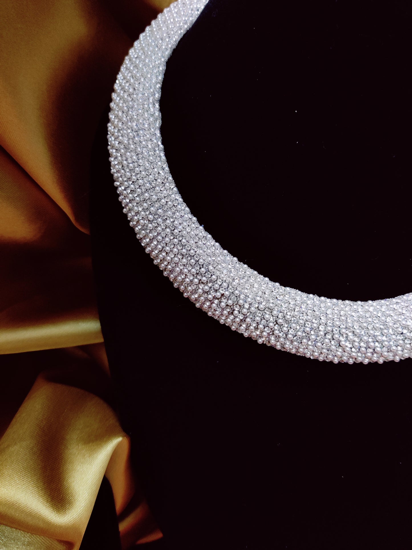 round neckpiece with rhinestone and pearl in silver