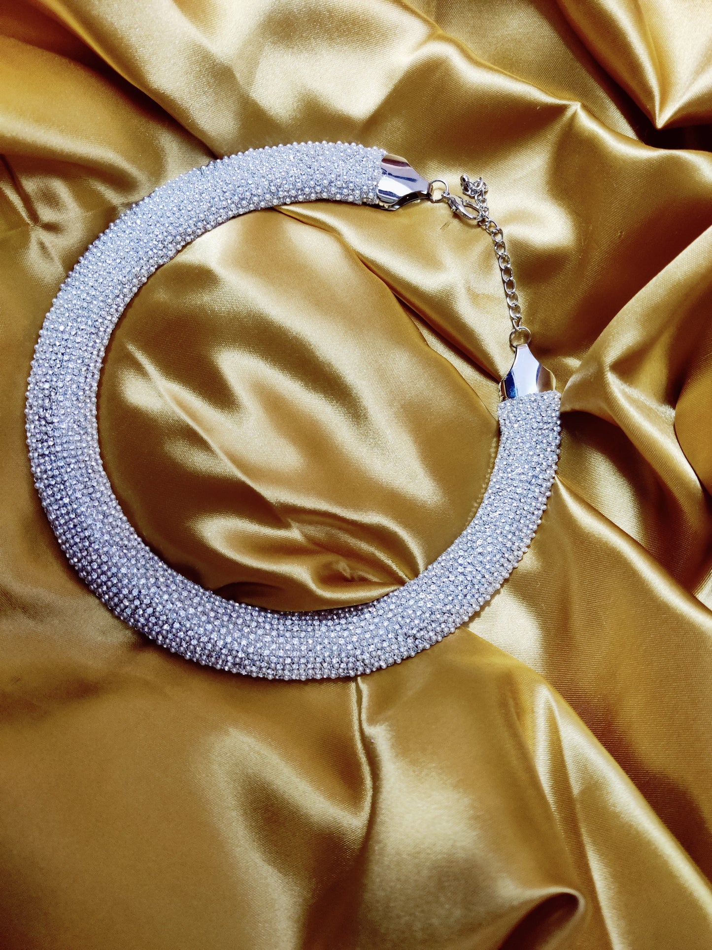 round neckpiece with rhinestone and pearl in silver